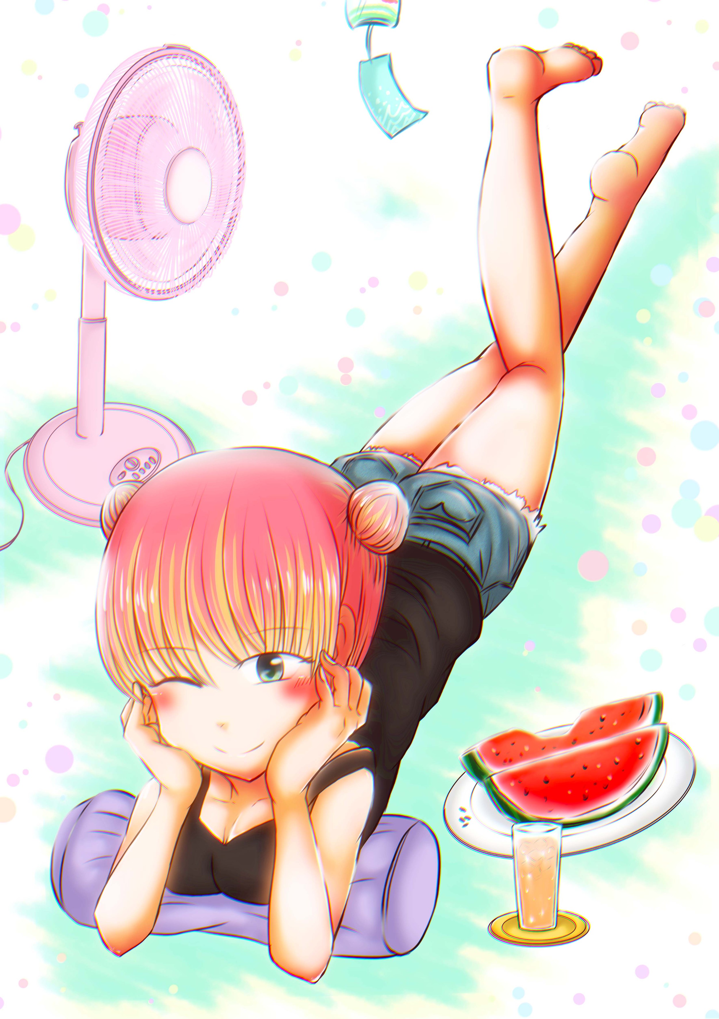 涼し気なアイテムに囲まれてくつろぐ女の子